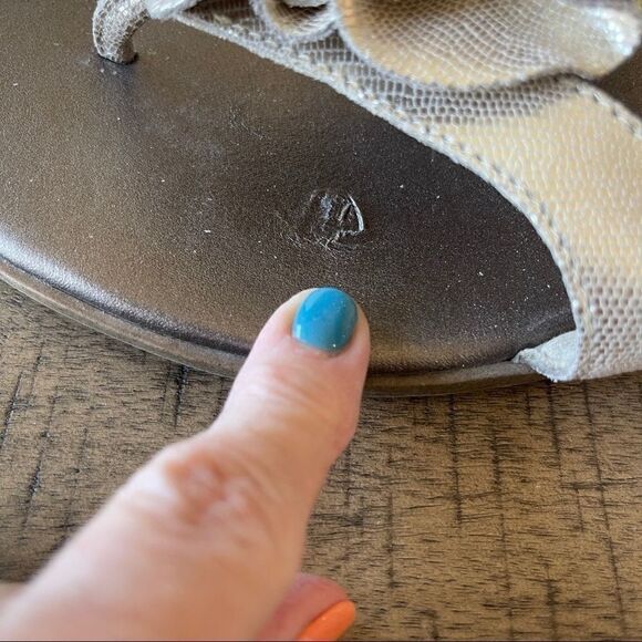 Clarks Gold Thong Bendable Sandals, Size 9‎ - Picture 6 of 7